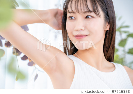 背心的美麗女人 97516588