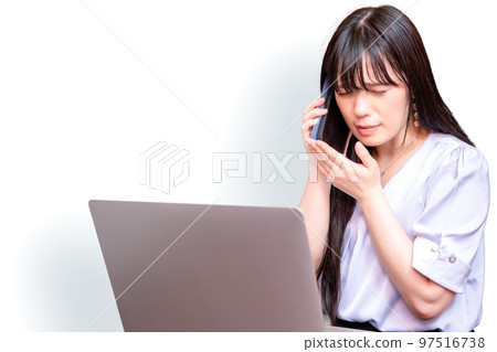 女商人在電話裡向對方道歉 女商人在電話裡向對方道歉 97516738