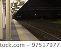 夜間站台空無一人，夜間列車不停站 97517977