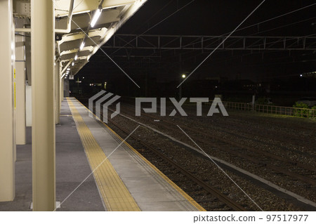 夜間站台空無一人，夜間列車不停站 97517977