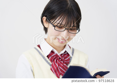 讀白色背景的高中女生 97518628