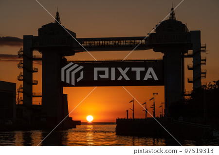 觀景“達摩夕陽”(沼津港)只能短暫觀賞的冬季傳統 觀景“達摩夕陽”(沼津港)只能短暫觀賞的冬季傳統 97519313