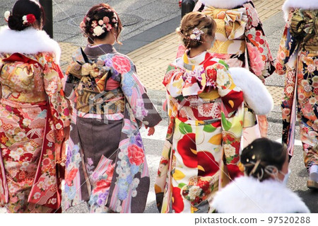 成人儀式華麗的和服 97520288