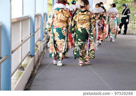 成人儀式華麗的和服 97520289