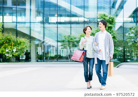 Couple going shopping Photo cooperation: LINK FOREST 97520572
