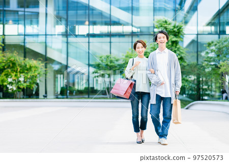 Couple going shopping Photo cooperation: LINK FOREST 97520573