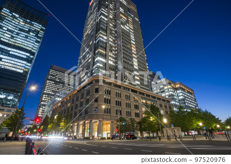 東京站，東京站周圍的建築物，城市景觀，夜景，高層建築，辦公樓，藍色 97520976