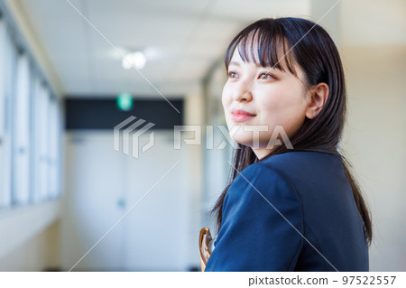 走在走廊的穿制服的女高中生 走在走廊的穿制服的女高中生 97522557