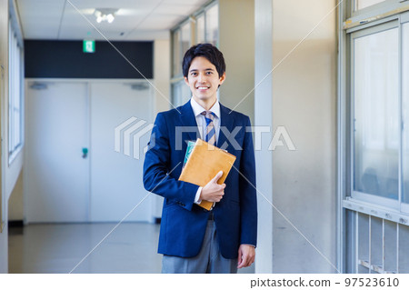 走在走廊的製服的高中男孩 97523610