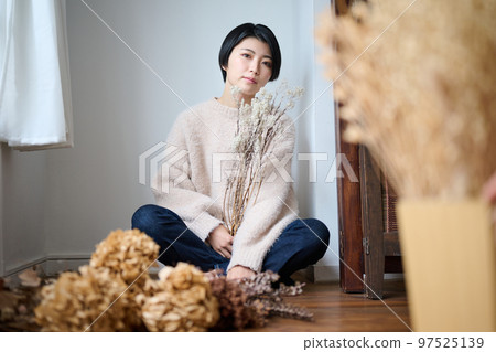 拿著乾花的女人肖像 拿著乾花的女人肖像 97525139