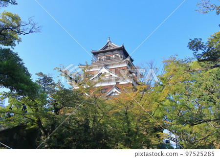 [Hiroshima Prefecture] Hiroshima Castle in autumn (castle tower) 97525285