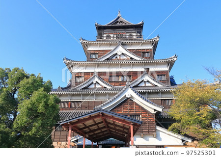 [Hiroshima Prefecture] Hiroshima Castle in autumn (castle tower) 97525301