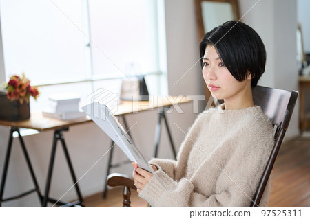 年輕女子在客廳放鬆 97525311