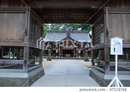 The main hall of Yaegaki Shrine seen from the gate (Sakusa Town, Matsue City, Shimane Prefecture) 97529766