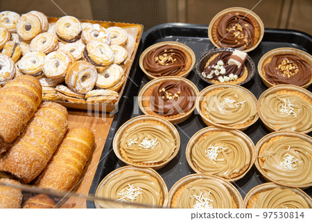 People love sweets with sugar - in an Italian cafe 97530814