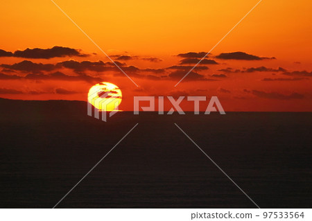 初冬從室戶岬升起的朝陽（高知縣高知市鷲尾山山頂） 97533564