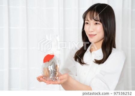 給禮物的婦女 給禮物的婦女 97536252