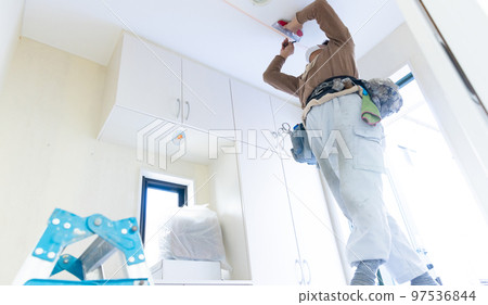 A craftsman who replaces the wallpaper A craftsman who replaces the wallpaper 97536844