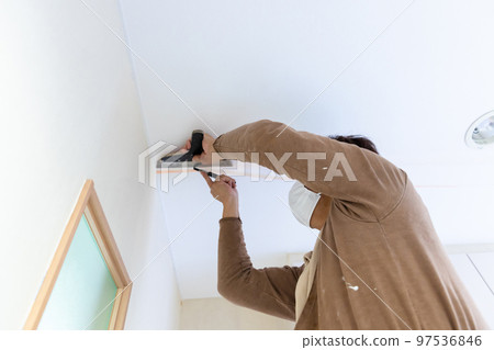 A craftsman who replaces the wallpaper 97536846
