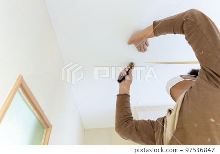 A craftsman who replaces the wallpaper 97536847