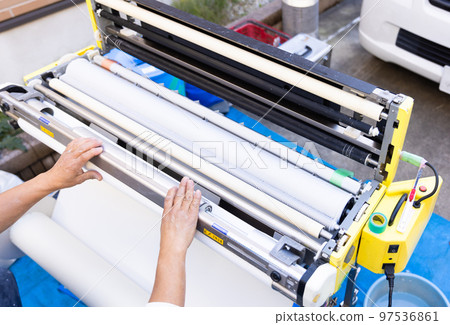 A craftsman who replaces the wallpaper A craftsman who replaces the wallpaper 97536861