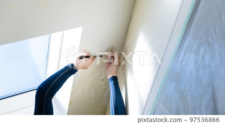 A craftsman who replaces the wallpaper 97536866