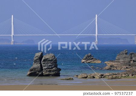 夫婦岩和大橋的壯麗景色 97537237