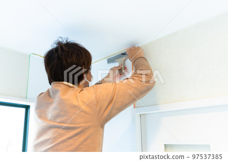 改變房子裡的牆紙 改變房子裡的牆紙 97537385