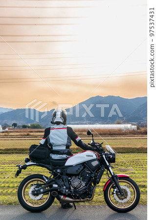 "Saitama Prefecture" A rider looking at the sunset while traveling 97537431