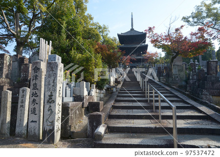 京都市左京區 Konkai Komyoji 寺路標和三層塔 Kurotani 97537472