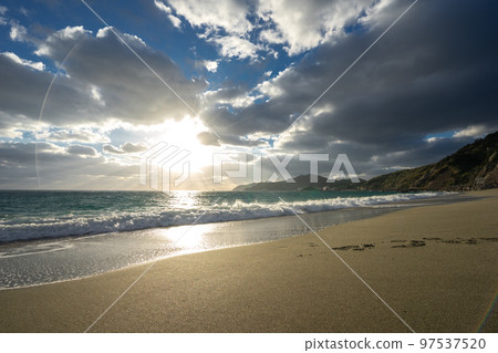 日落時的海灘和海浪 日落時的海灘和海浪 97537520
