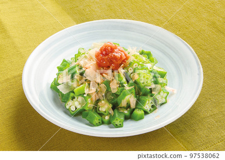 用秋葵和李子肉烹飪的圖像 97538062