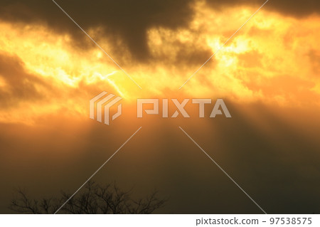 落日的天空和落日的雲彩 97538575