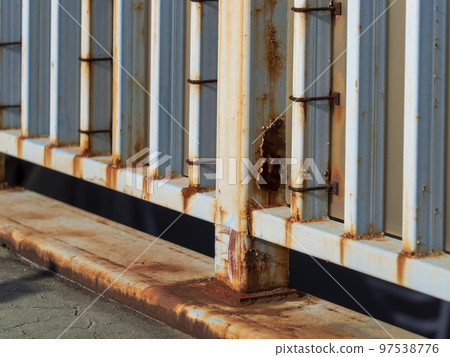 一座生鏽的人行橋的欄杆 97538776