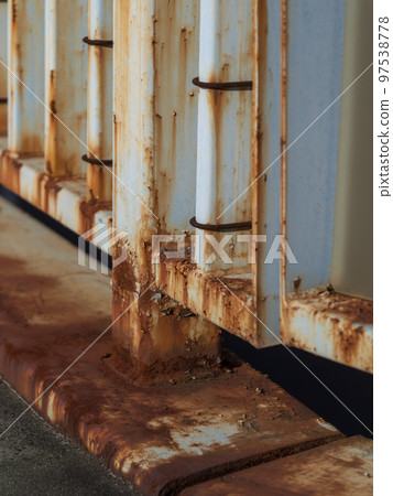 一座生鏽的人行橋的欄杆 97538778