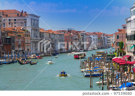 看從Rialto橋樑的運河重創的（意大利 - 威尼斯） 97539080