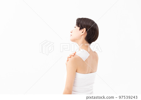 應用膏藥白色背景的婦女 97539243