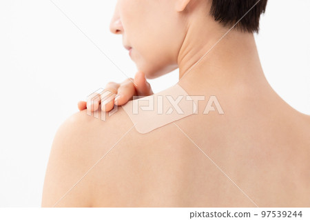 應用膏藥白色背景的婦女 97539244