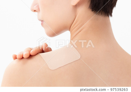應用膏藥白色背景的婦女 97539263