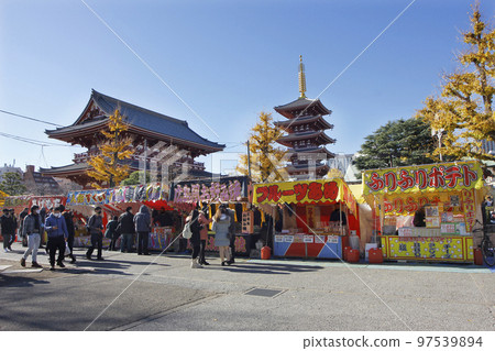 街邊攤位排成一排,背景是淺草寺的五層寶塔。 街邊攤位排成一排,背景是淺草寺的五層寶塔。 97539894