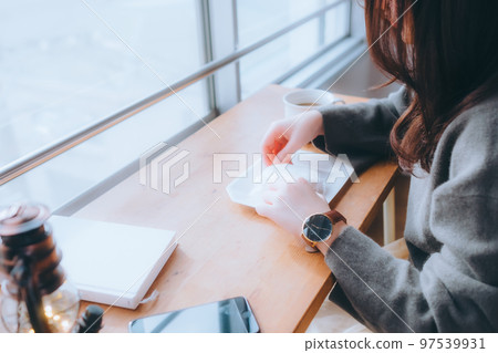 年輕女子在家吃甜甜圈的照片 年輕女子在家吃甜甜圈的照片 97539931