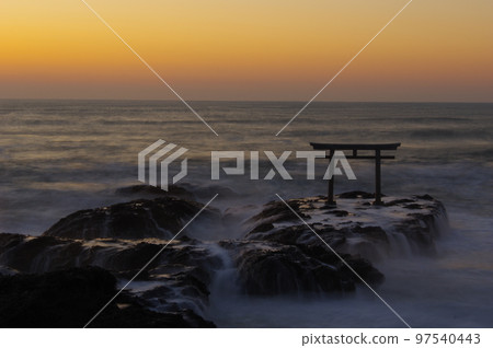 Kamiiso 的鳥居門，洶湧的海浪拍打著日出的天空 97540443