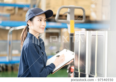 在配送倉庫工作的年輕女工 在配送倉庫工作的年輕女工 97540550