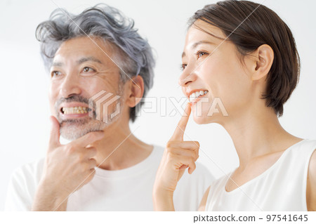 男性和女性的牙科護理 97541645