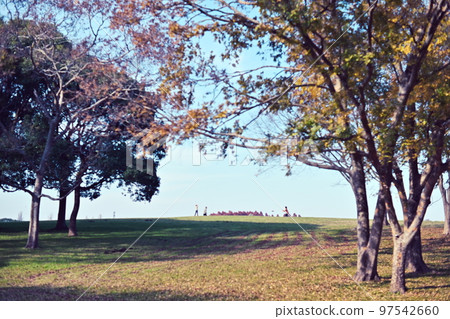 孩子們在公園裡玩 97542660