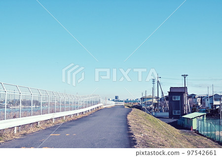 陽光明媚的銀行步行 97542661