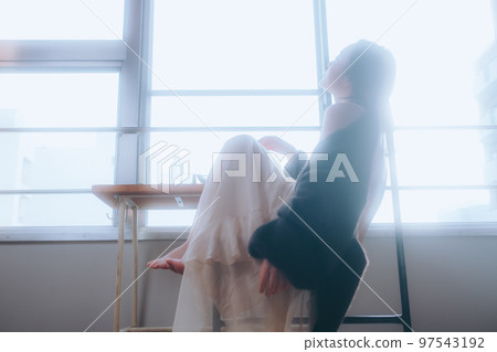 年輕女子做晨妝的照片 97543192