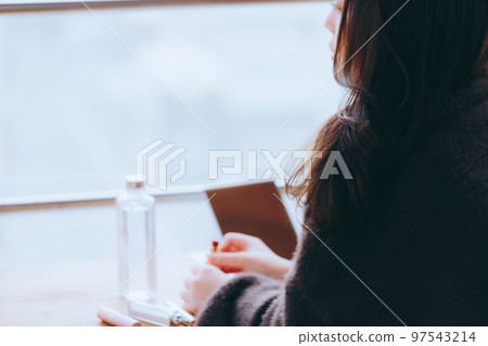 年輕女子做晨妝的照片 年輕女子做晨妝的照片 97543214