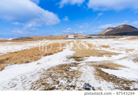 <<Kumamoto Prefecture>> Mt. Aso in snow Taken from Kusasenrigahama 97543284