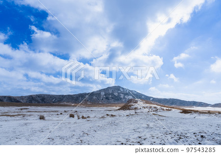 <<Kumamoto Prefecture>> Mt. Aso in snow Taken from Kusasenrigahama <<Kumamoto Prefecture>> Mt. Aso in snow Taken from Kusasenrigahama 97543285